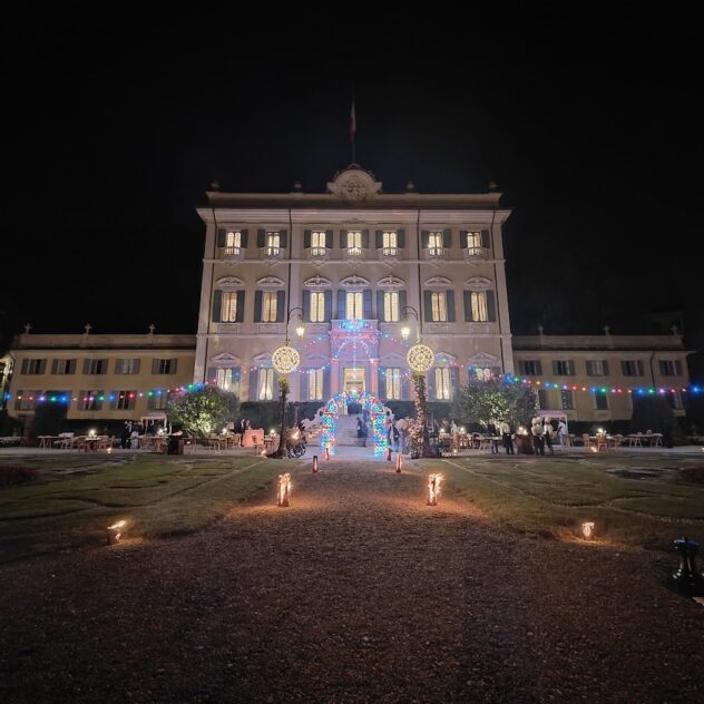 IMG20220923202330 Villa illuminata di sera con luci decorative per un evento